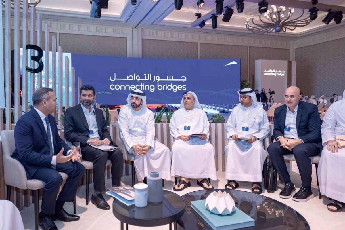 حمدان بن محمد يشهد إحدى الجلسات بحضور مطر الطاير