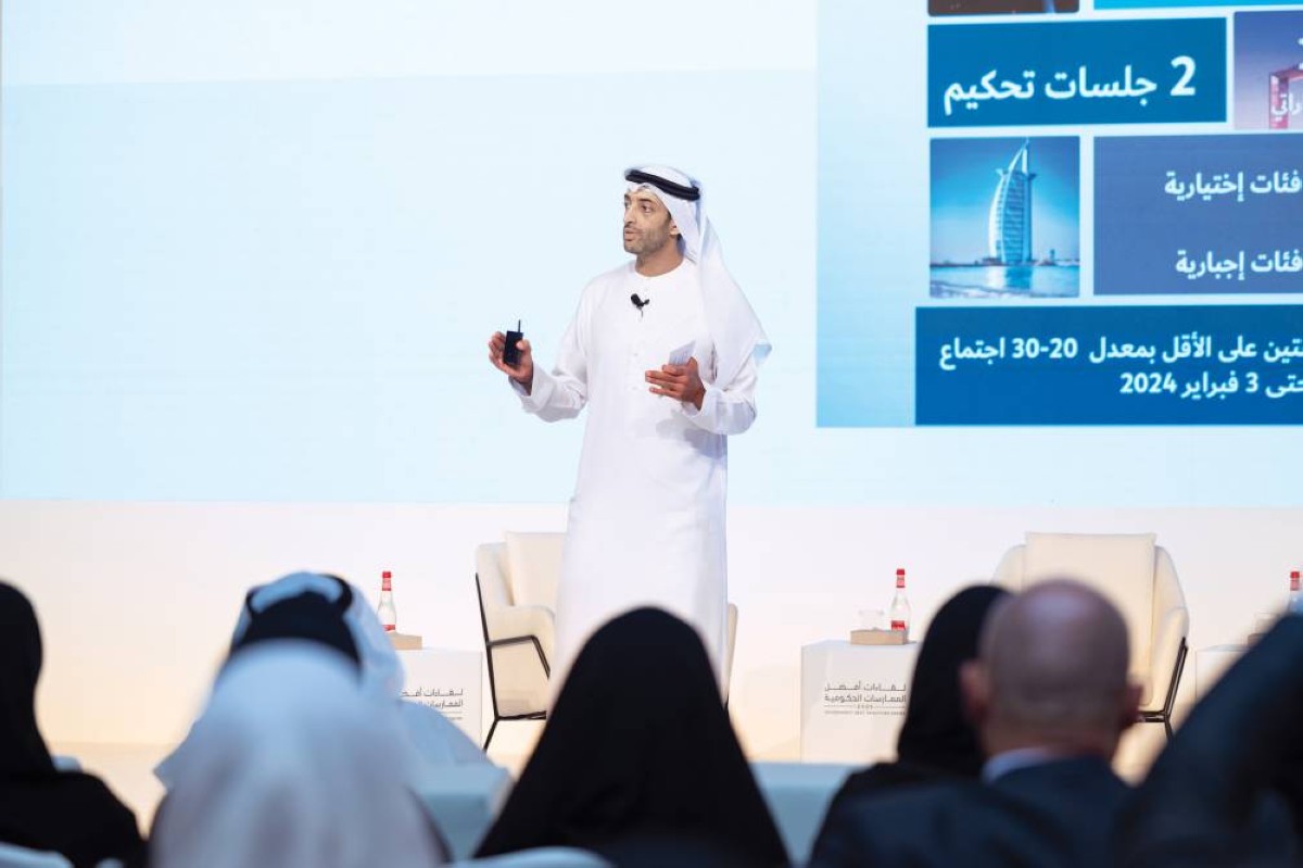 هزاع النعيمي متحدثاً للحضور