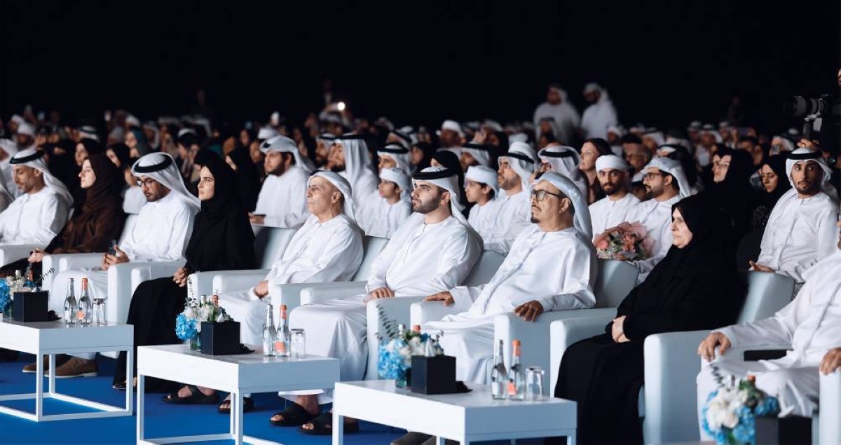 منصور بن محمد متابعاً فعاليات الحفل بحضور ضاحي خلفان ومطر الطاير 
