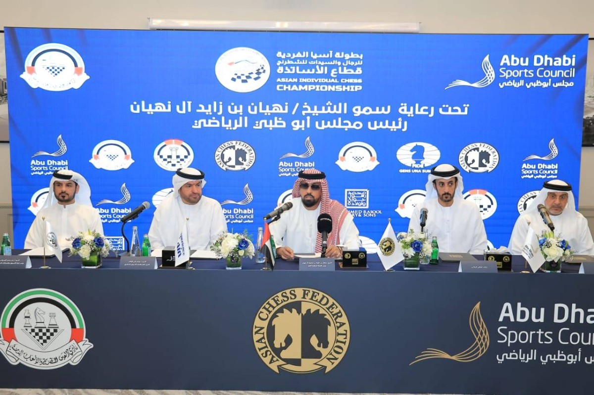 سلطان بن خليفة بن شخبوط خلال المؤتمر | البيان