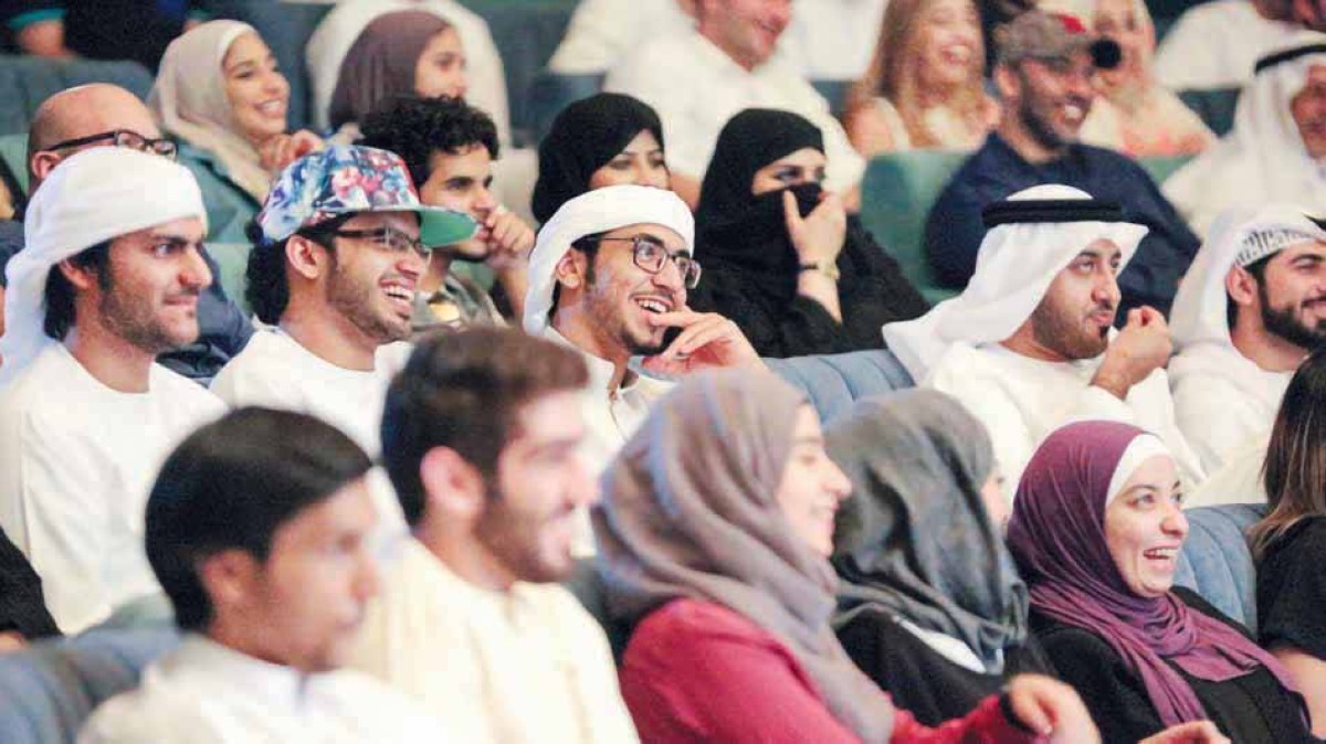 المهرجان حافل بالعروض المليئة بالمواقف المرتجلة والتعليقات الساخرة والقصص المضحكة