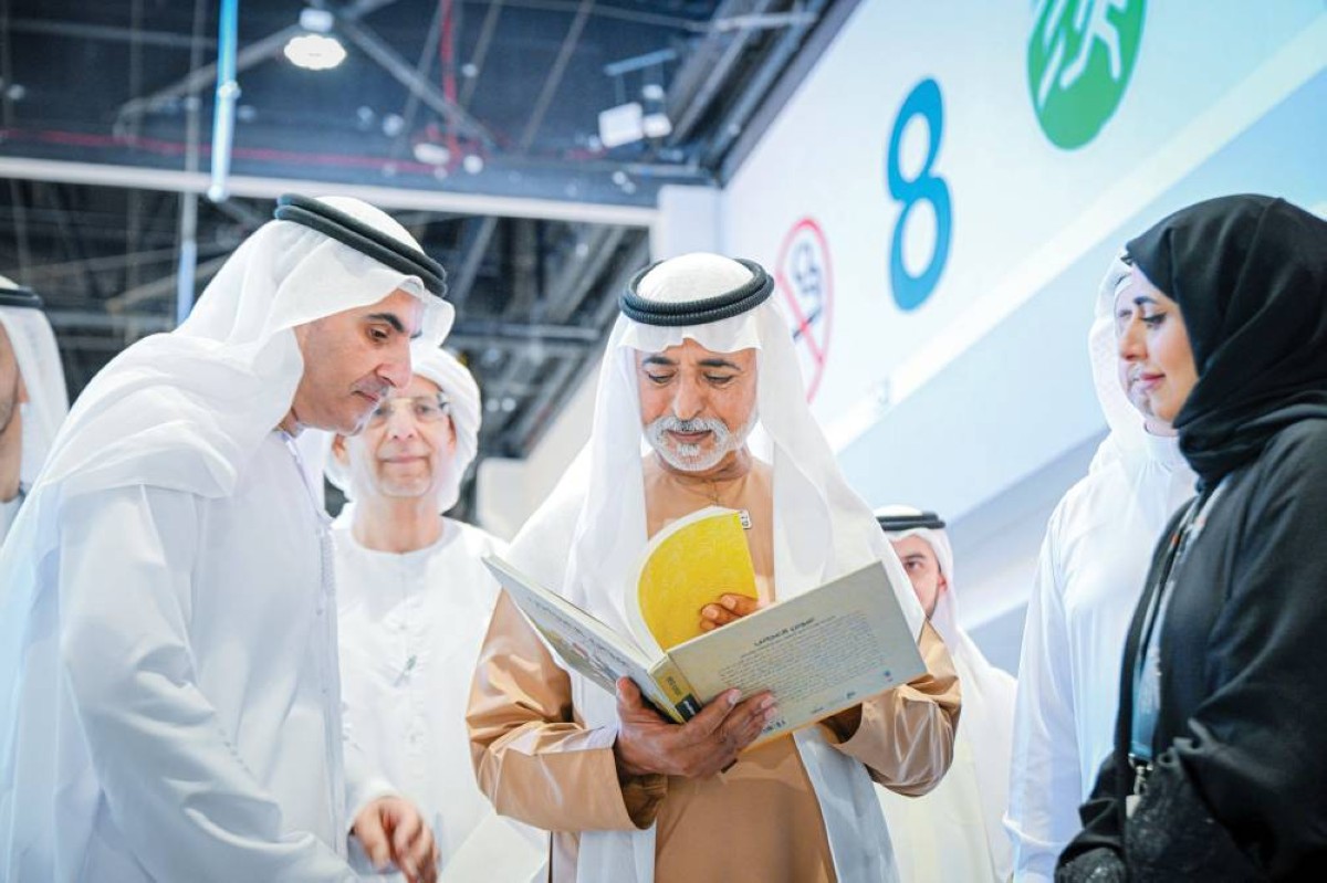 نهيان بن مبارك خلال الزيارة بحضور علي بن تميم