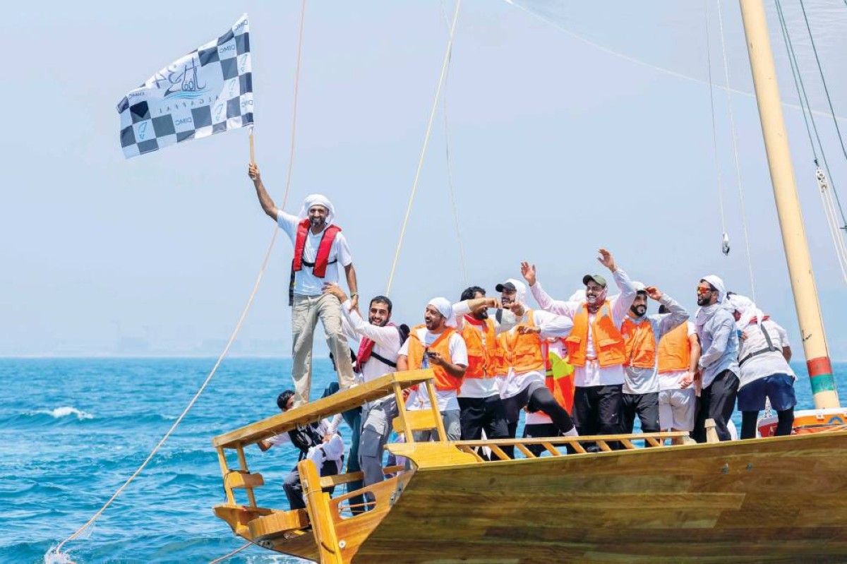 فرحة الفوز لدى الوصول إلى خط نهاية السباق 
