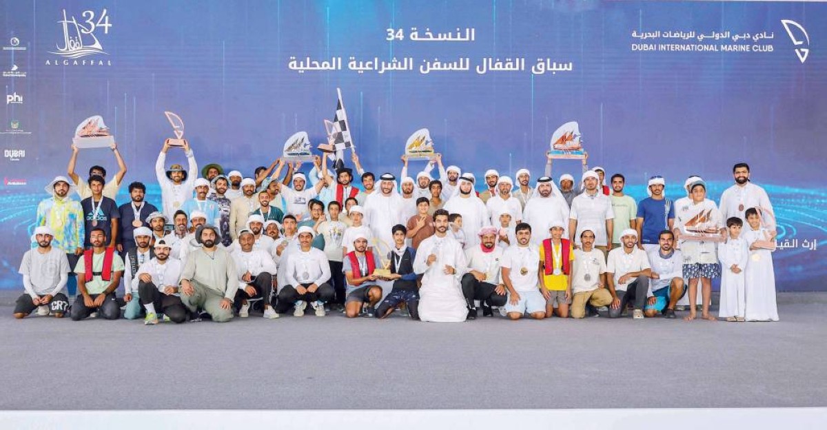 راشد بن حمدان خلال تتويج طاقم «زلزال 25» والفائزين في السباق بحضور أعضاء اللجنة المنظمة والنواخذة والبحارة 


