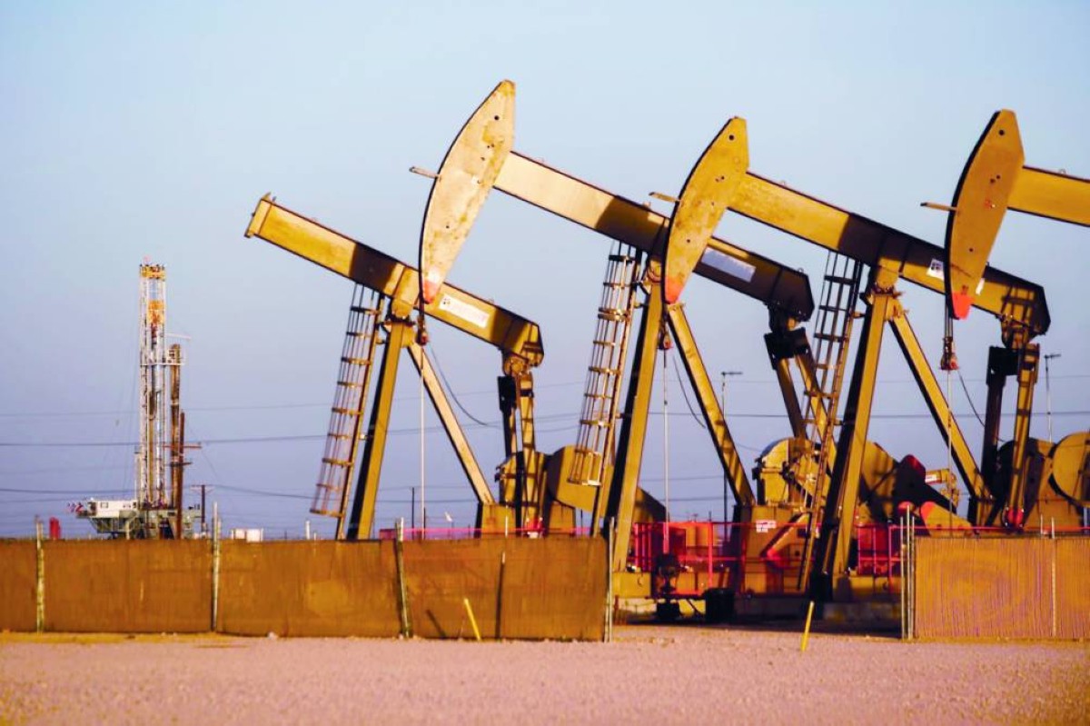 المعروض من النفط يتزايد في وقت يتوقع فيه تباطؤ الاقتصاد العالمي 