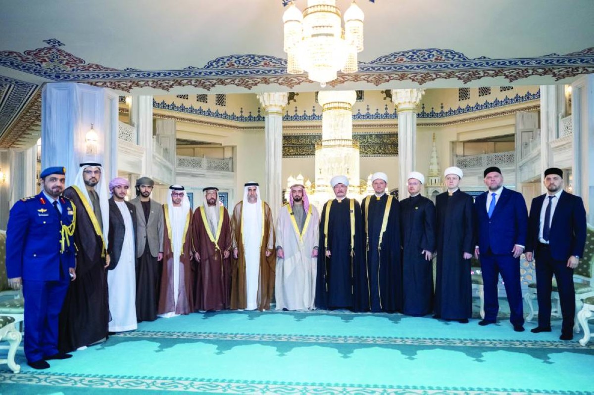 سيف بن زايد وراوي عين الدين يتوسطان المشاركين في الندوة من الجانبين الإماراتي والروسي 