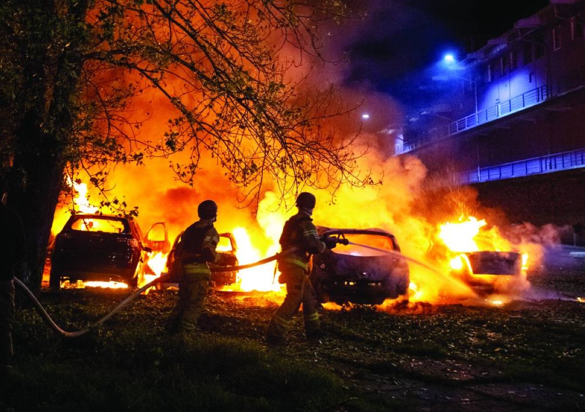 عناصر الإطفاء بموقع في كييف تعرض لقصف روسي 