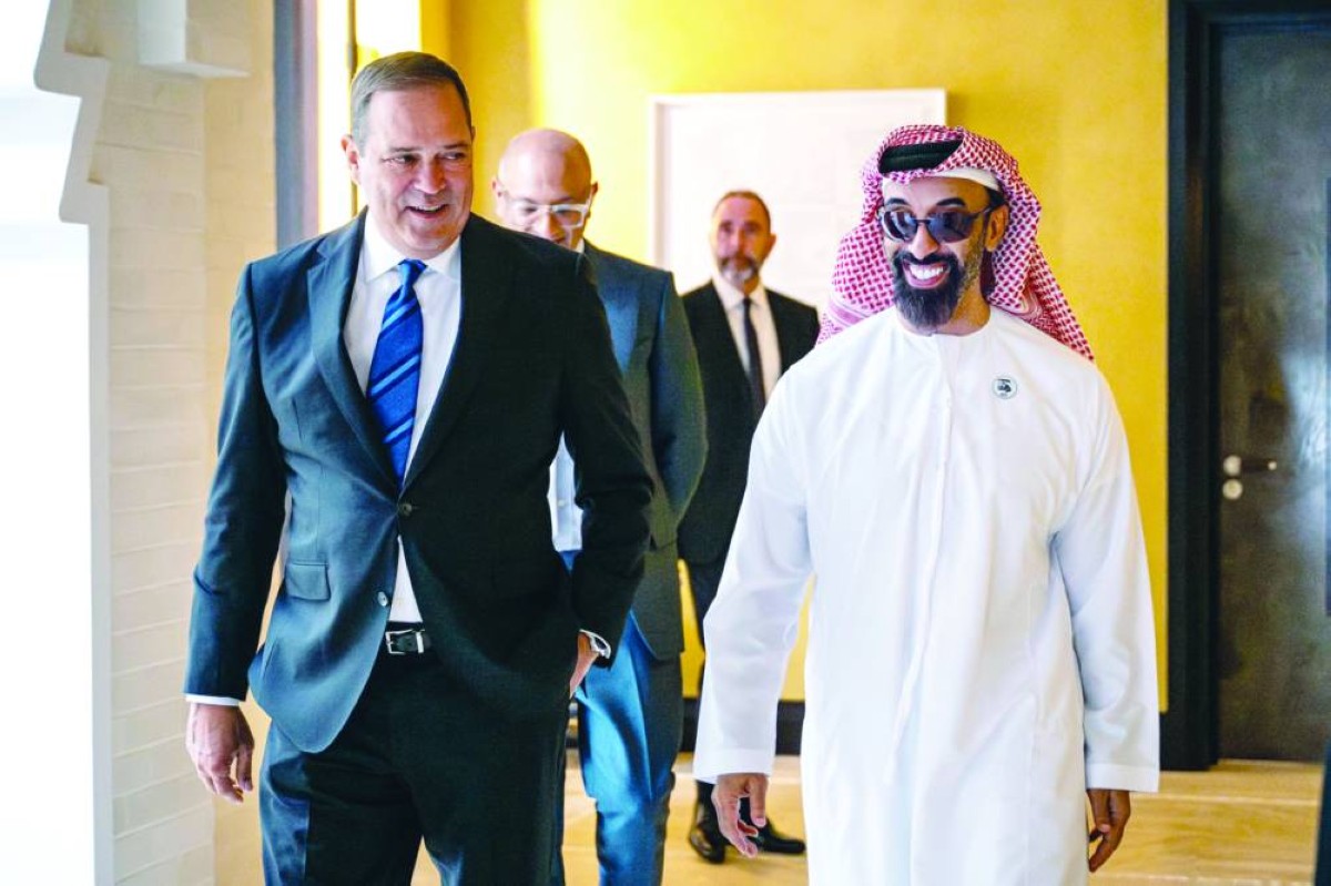 طحنون بن زايد خلال استقبال تشاك روبينز 