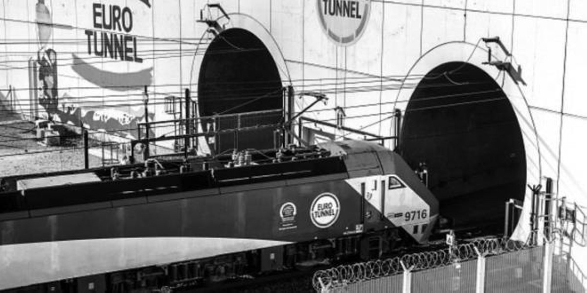 1994 -  تدشين نفق المانش المائي الذي يربط المملكة المتحدة بفرنسا.