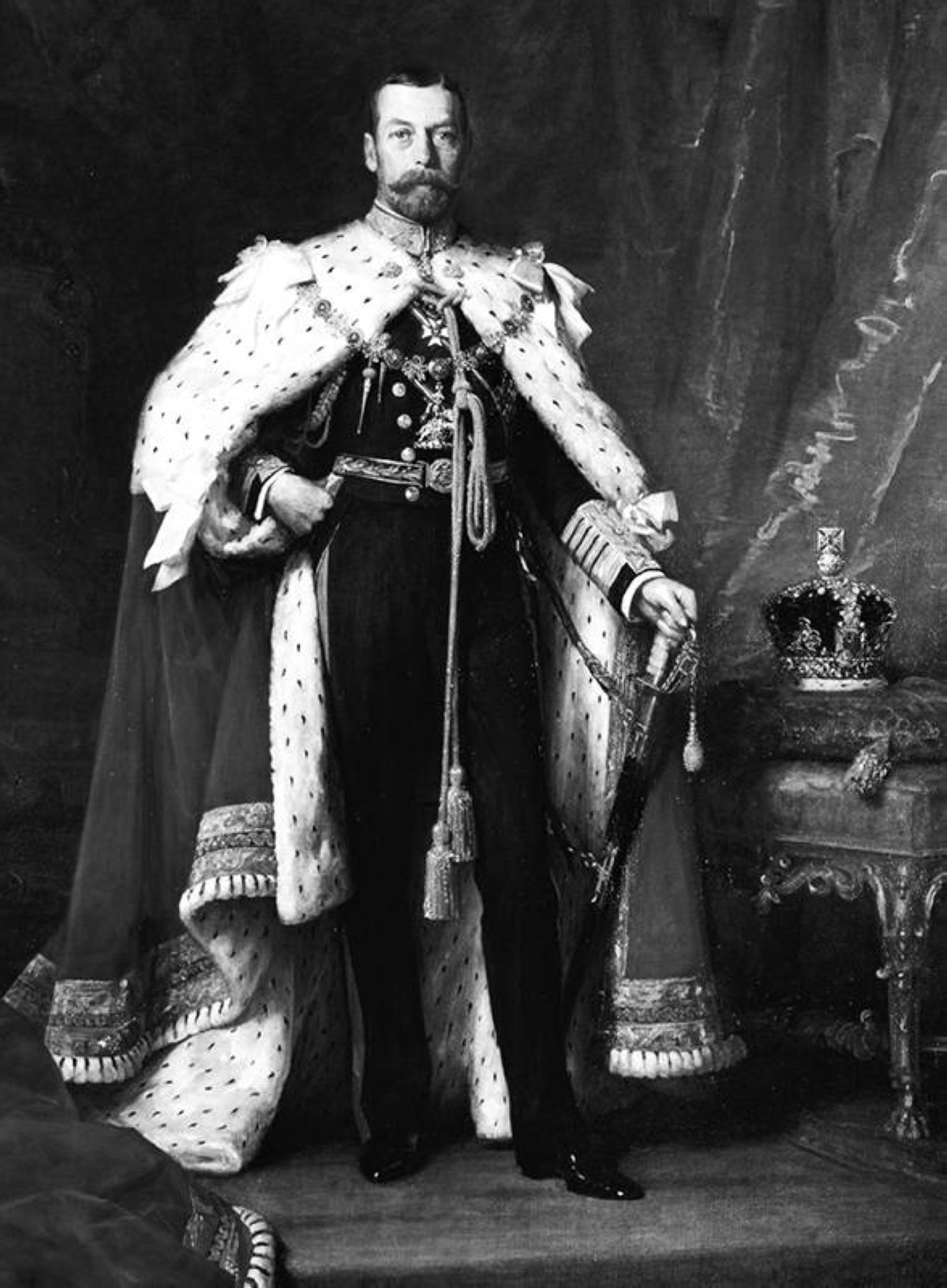 1910  جورج الخامس يتولى الحكم في المملكة المتحدة بعد وفاة والده الملك إدوارد السابع.