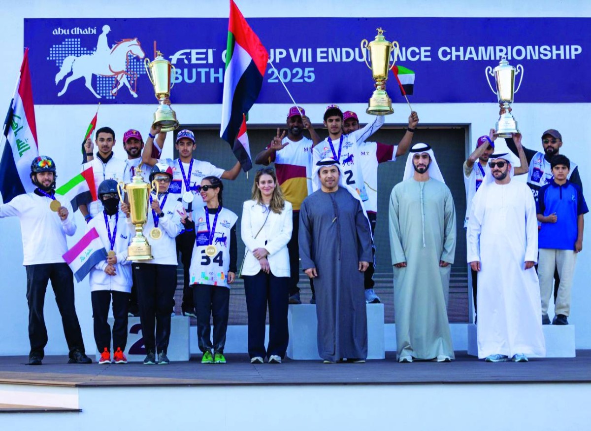 أحمد الريسي خلال تتويج إحدى سباقات الخيول 