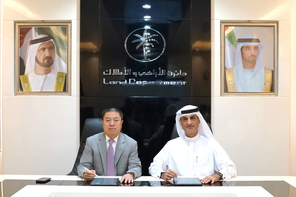 ماجد المري ومدير إم آي إي إيفنتس أثناء التوقيع|من المصدر