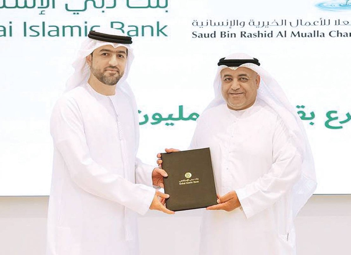 نواف الريسي خلال تسليم راشد الحمر الدعم المالي