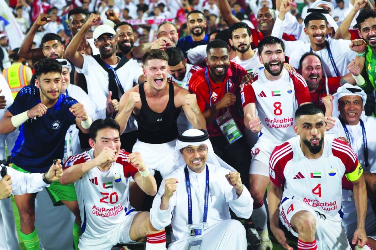 لاعبو الشارقة وفرحة الوصول إلى النهائي الآسيوي 