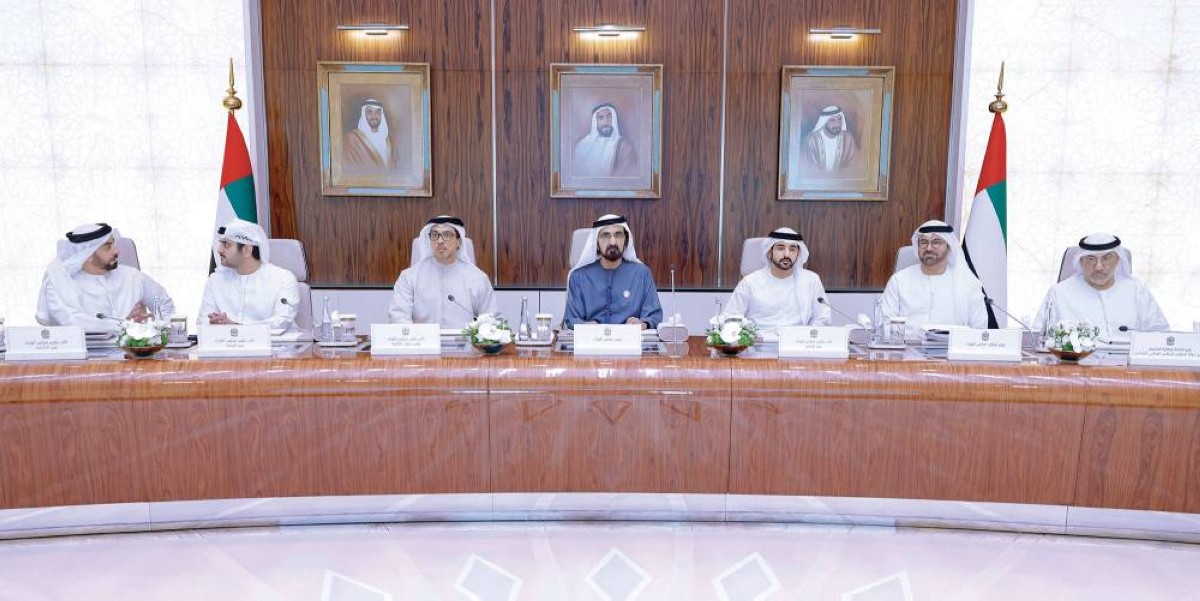 محمد بن راشد مترئساً الاجتماع بحضور منصور بن زايد وحمدان ومكتوم بن محمد وسيف بن زايد ومحمد القرقاوي وعبدالرحمن العويس 