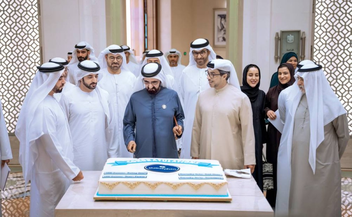 محمد بن راشد يقص كعكة احتفال بإنجاز خيول الإمارات بحضور منصور بن زايد وحمدان بن محمد وسيف بن زايد ونهيان بن مبارك ومحمد القرقاوي وسلطان الجابر وشما المزروعي وسارة الأميري وسالم القاسمي وسناء سهيل