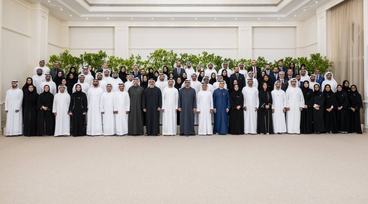 محمد بن زايد في لقطة تذكارية مع وفد دائرة التمكين بحضور خالد بن محمد 