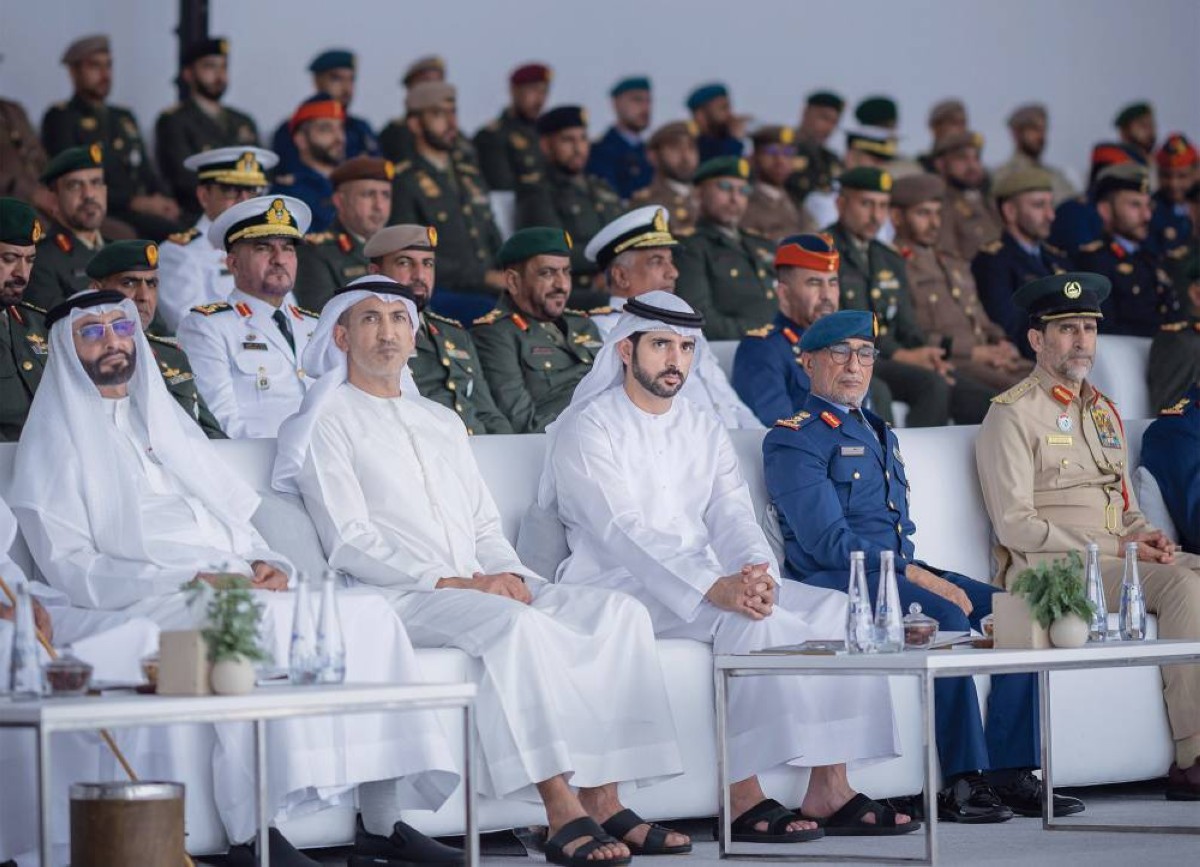 حمدان بن محمد خلال الحفل بحضور محمد المزروعي وعيسى المزروعي وعبدالله المري ومحمد البواردي والقادة وكبار الضباط 