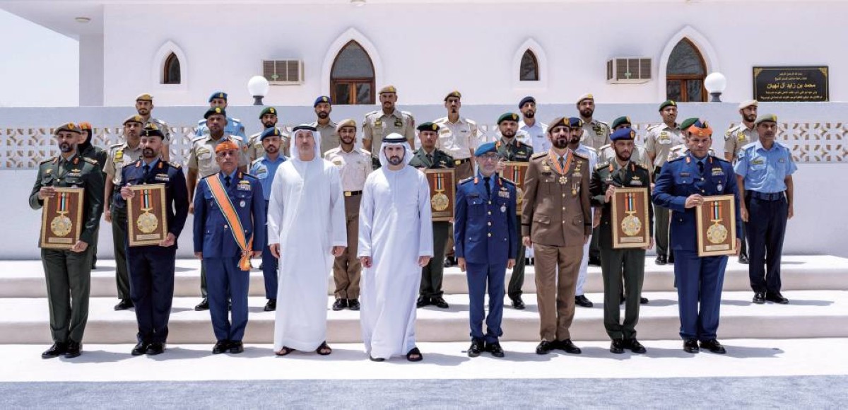 حمدان بن محمد خلال تكريم أبناء القوات المسلحة بحضور محمد المزروعي وعيسى المزروعي
