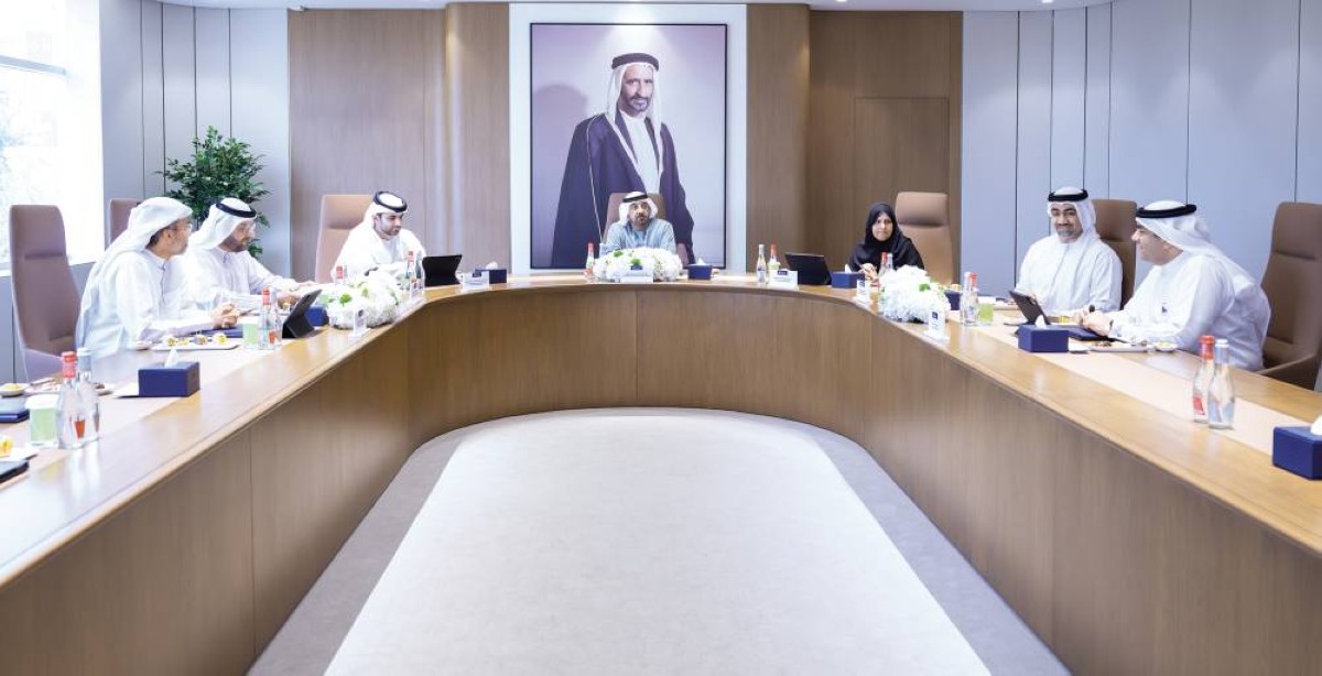 أحمد بن سعيد خلال ترؤسه اجتماع مجلس إدارة «دبي الصحية» بحضور منصور بن محمد ورجاء القرق وعبدالله الشيباني ووليد العوضي وعامر شريف وعلوي الشيخ