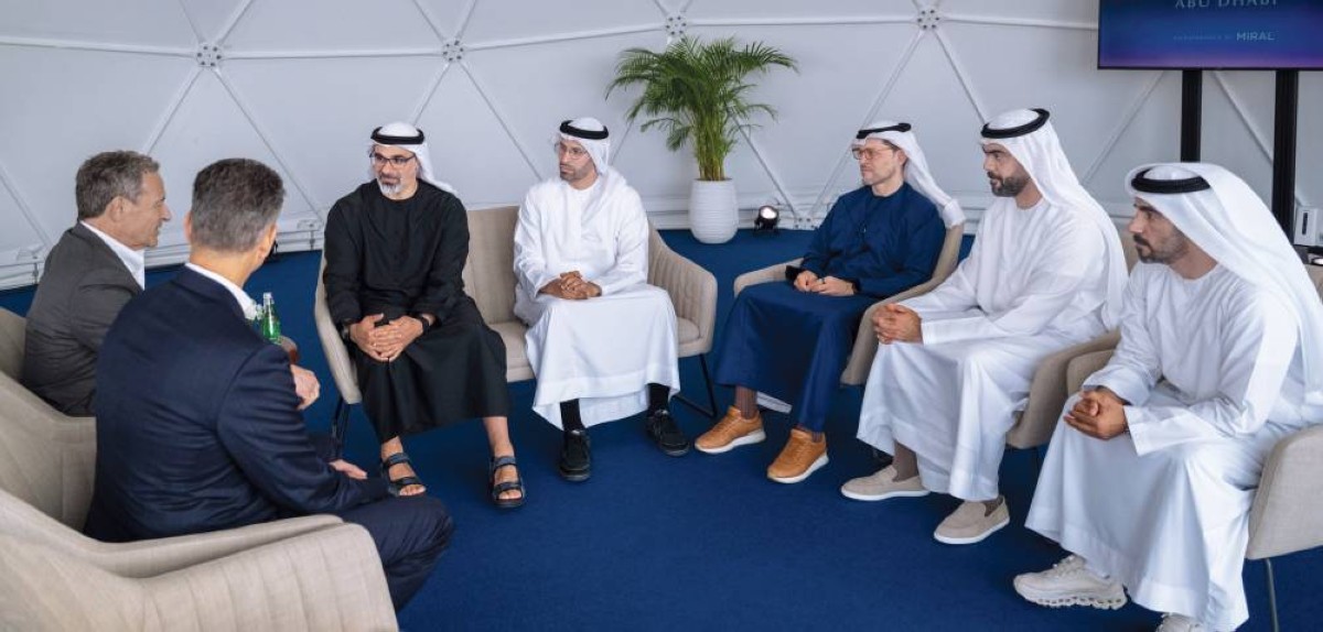 خالد بن محمد خلال لقائه مسؤولي «والت ديزني» بحضور محمد المبارك ومحمد الشرفاء وسيف غباش ومحمد الزعابي