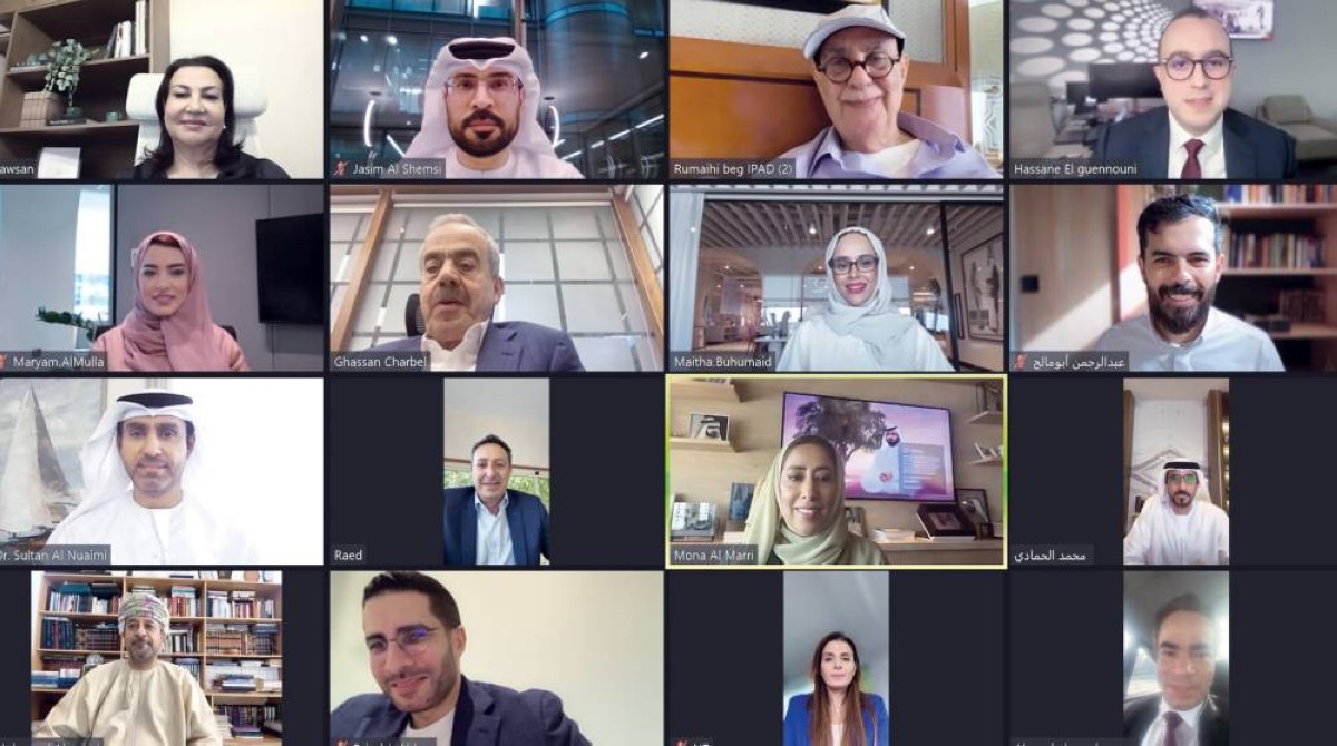 منى المري مترئسة اجتماع مجلس إدارة الجائزة