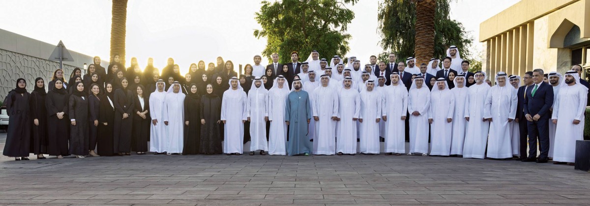 محمد بن راشد في لقطة جماعية خلال اللقاء بحضور أحمد بن راشد وثاني الزيودي والمسؤولين والأعيان ورجال الأعمال | 