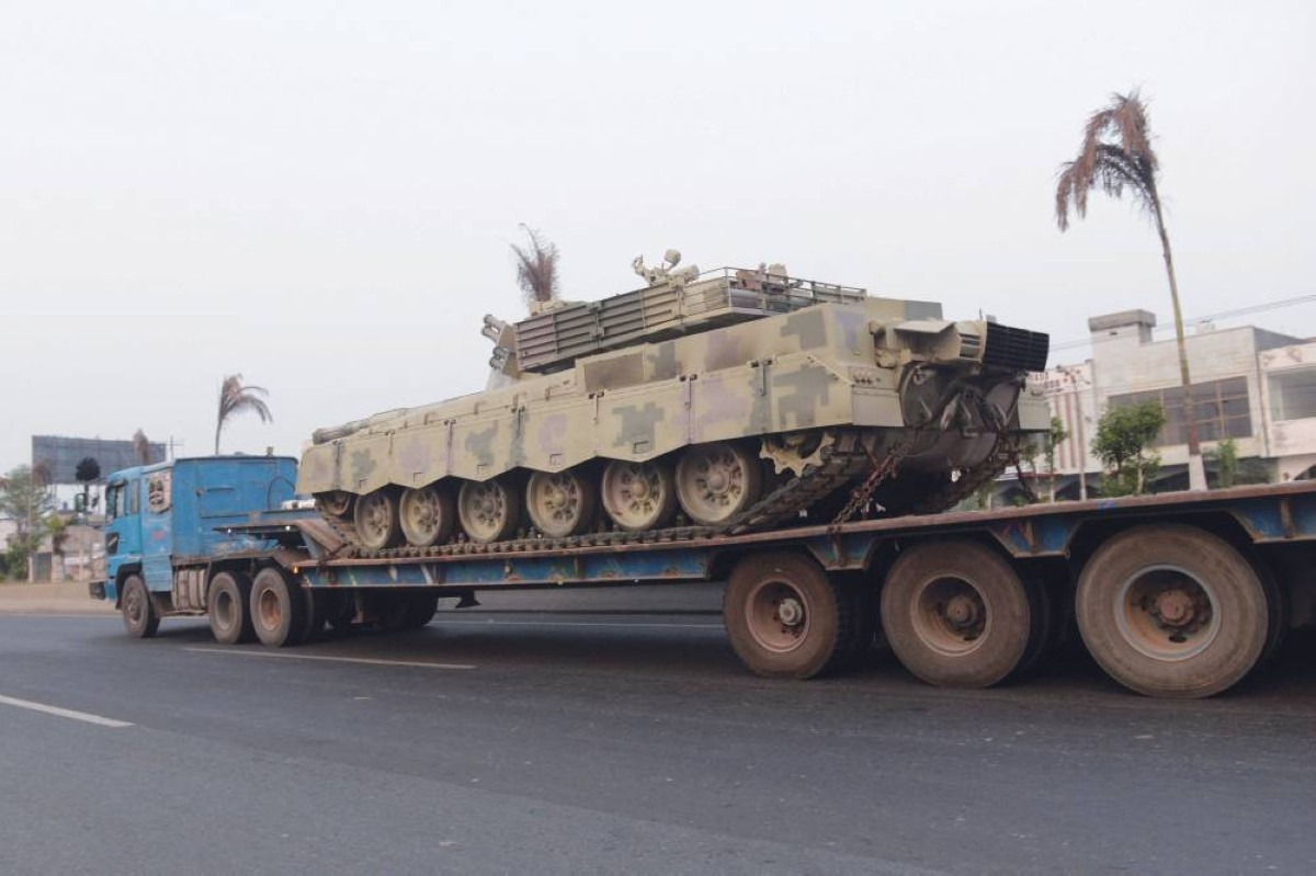 شاحنة تنقل دبابة عسكرية في موريدكي قرب لاهور 