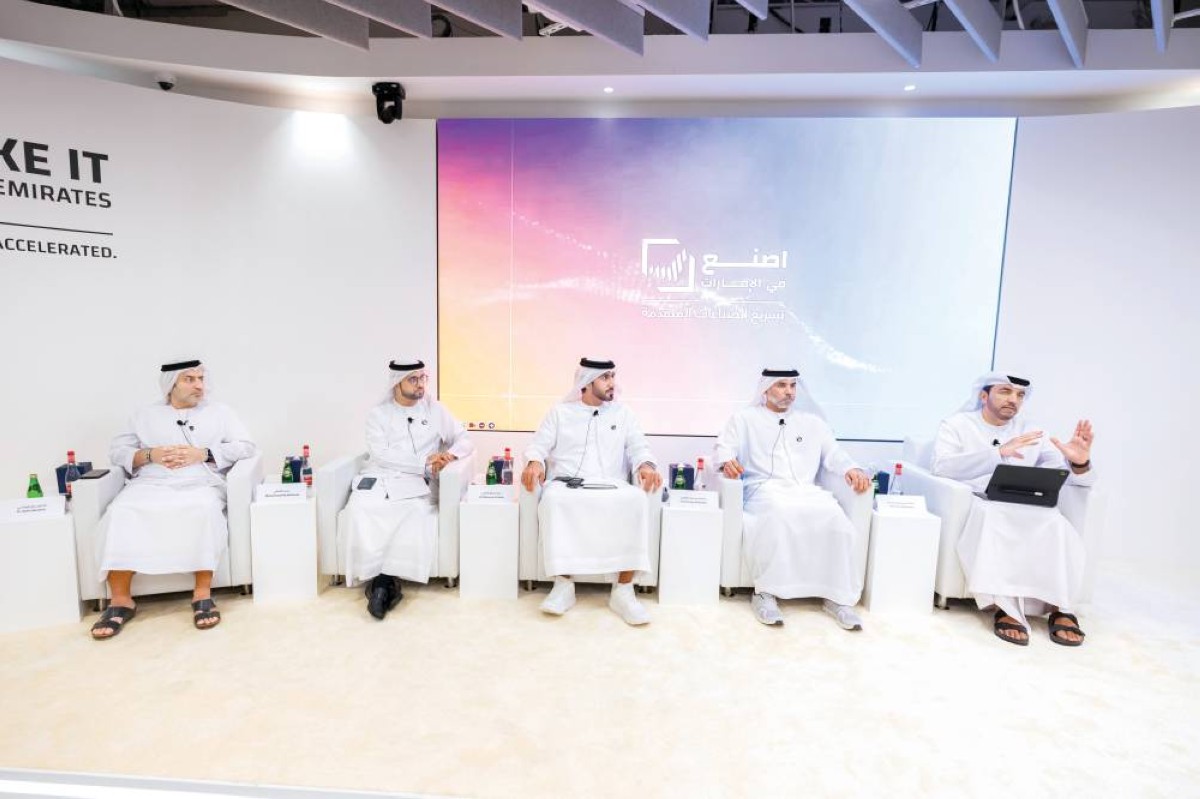 عمر السويدي يتحدث خلال المؤتمر بحضور مسؤولين 
