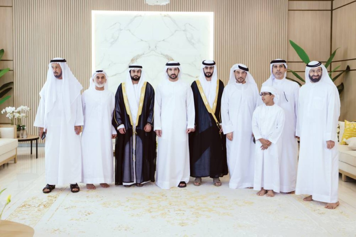 حمدان بن محمد في لقطة تذكارية مع العريسين محمد سالم المنصوري وعامر محمد المنصوري وذويهما | 