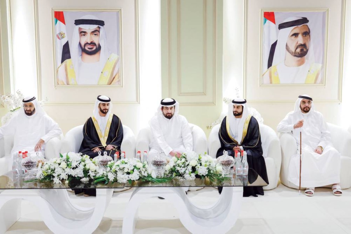 أحمد بن محمد متوسطاً العريسين