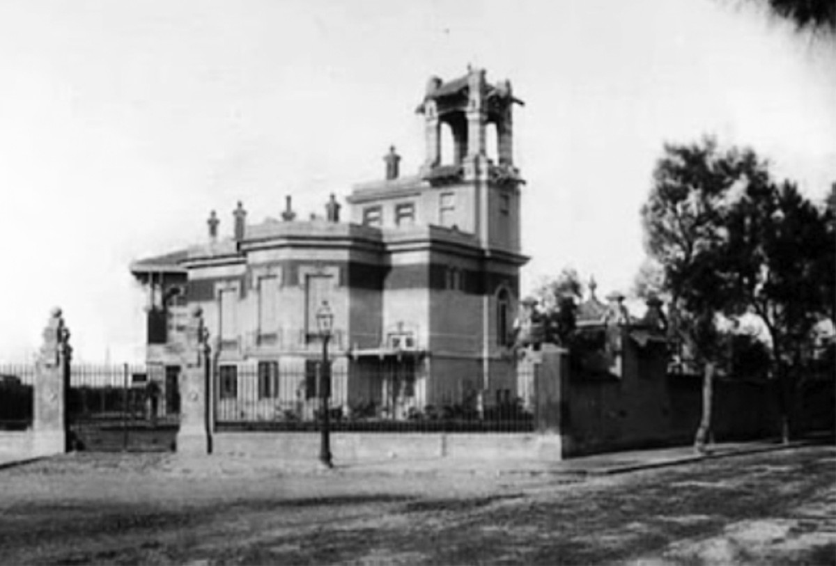 1908  افتتاح مدرسة الفنون الجميلة المصرية بالقاهرة، والمثّال محمود مختار كان أول الملتحقين.
