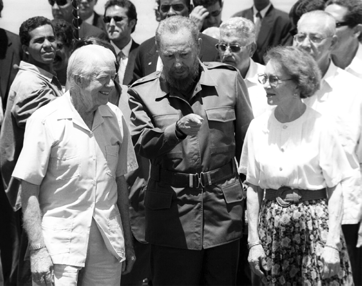 2002 جيمي كارتر أول رئيس أمريكي يزور كوبا بعد تولي فيدل كاسترو الحكم في 1959.
