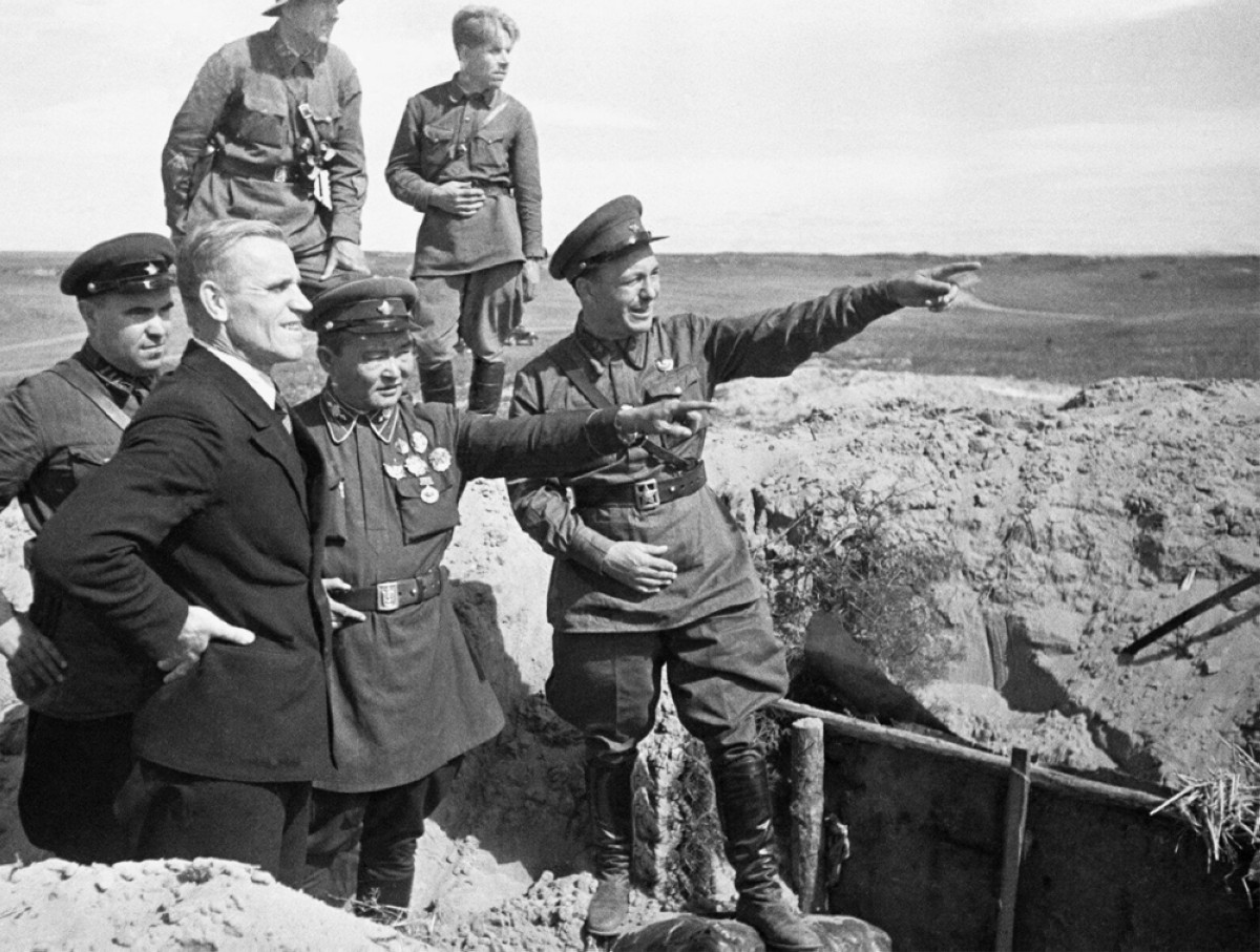 1939  وقوع معركة خالخين غول بين القوات اليابانية والسوفيتية في الحرب العالمية الثانية.
