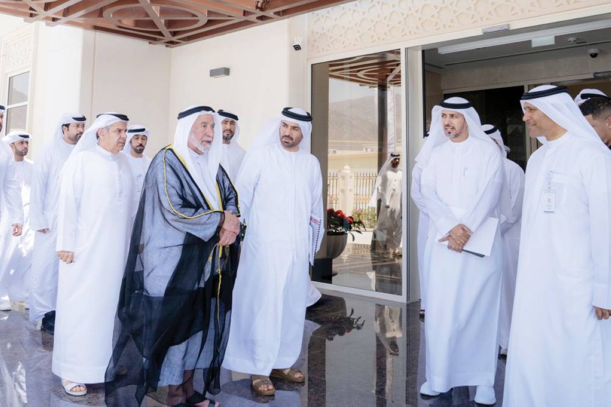 سلطان القاسمي خلال الافتتاح يرافقه المسؤولون