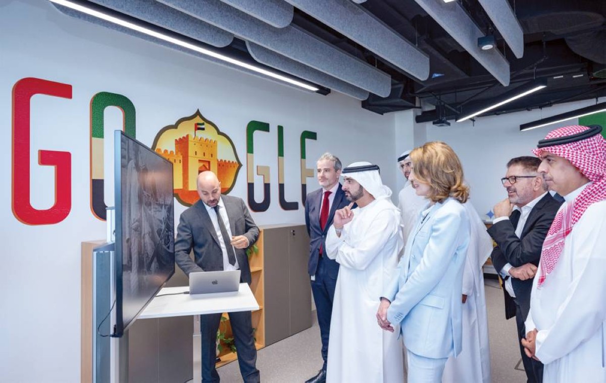 حمدان بن محمد يستمع إلى شرح حول التقنيات التي توفرها الشركة بحضور عمر العلماء وروث بورات | 