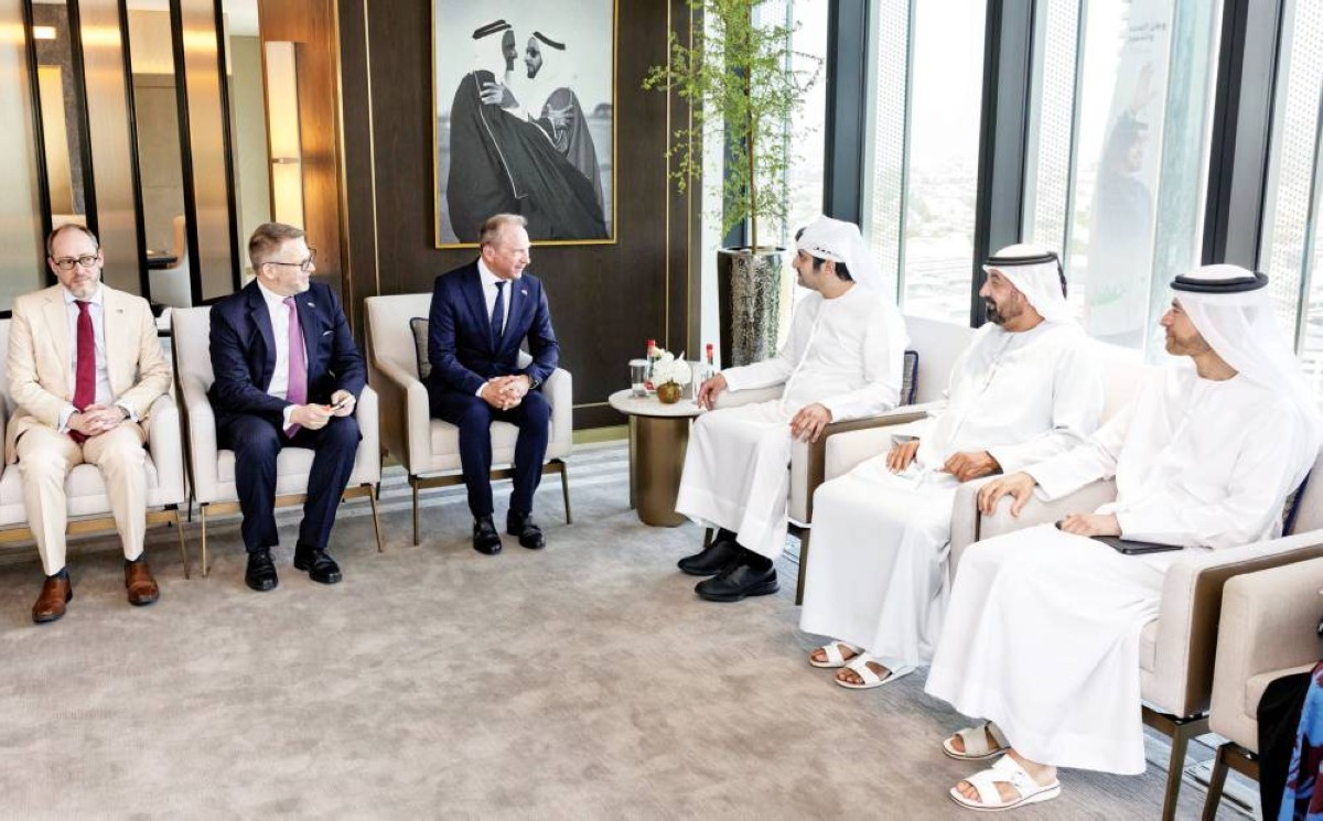 مكتوم بن محمد خلال لقاء وزير مالية لوكسمبورغ والوفد المرافق بحضور أحمد بن سعيد ومحمد الحسيني