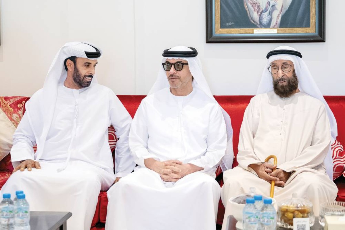 هزاع بن زايد معزياً أسرة خميس العرياني