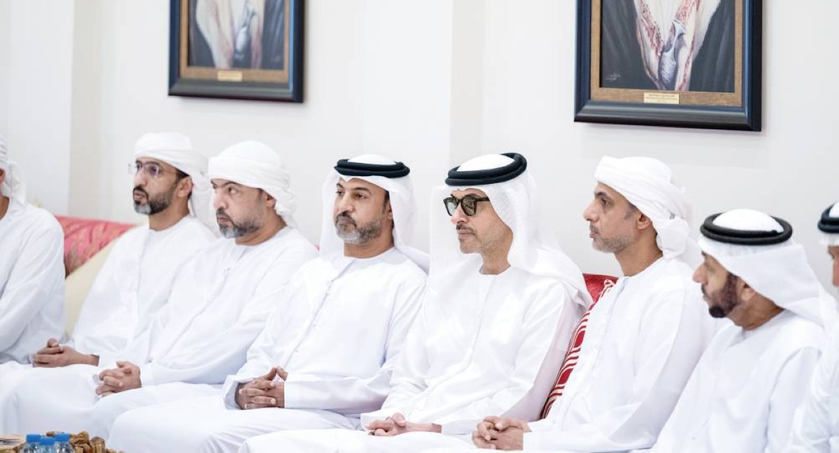 هزاع بن زايد خلال تقديم واجب العزاء إلى أسرة علي الشامسي