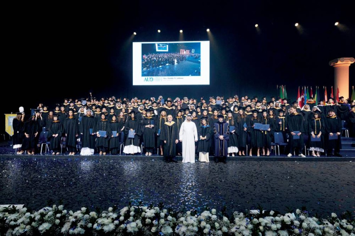 منصور بن محمد في لقطة جماعية مع الخريجين بحضور كايل لونغ وإلياس بو صعب 