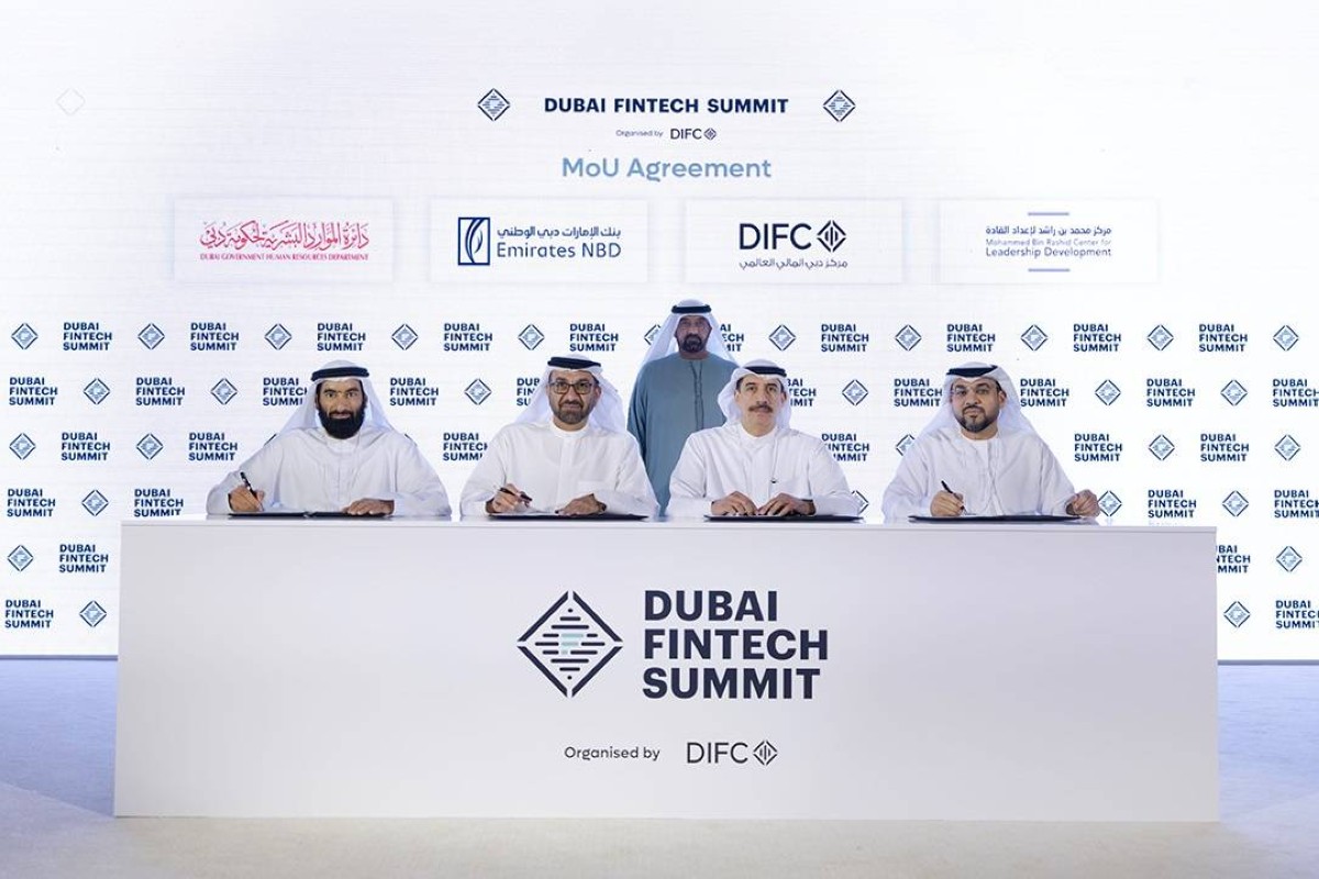 أحمد بن سعيد يشهد توقيع هشام القاسم وعيسى كاظم وسعيد العطر وعبدالله الفلاسي مذكرة التفاهم 