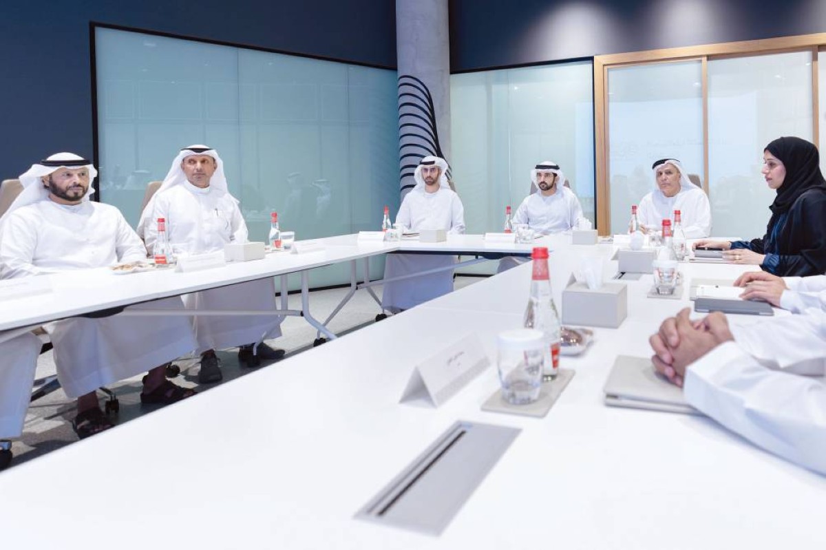 حمدان بن محمد مترئساً الاجتماع بحضور عمر العلماء ومطر الطاير وطلال بالهول وحصة بوحميد ومروان بن غليطة