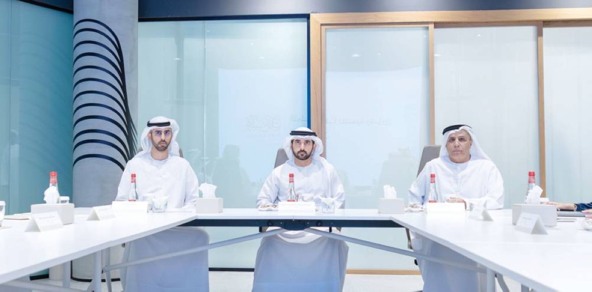 حمدان بن محمد مترئساً اجتماع اللجنة العليا للتنمية وشؤون المواطنين بحضور عمر العلماء ومطر الطاير 