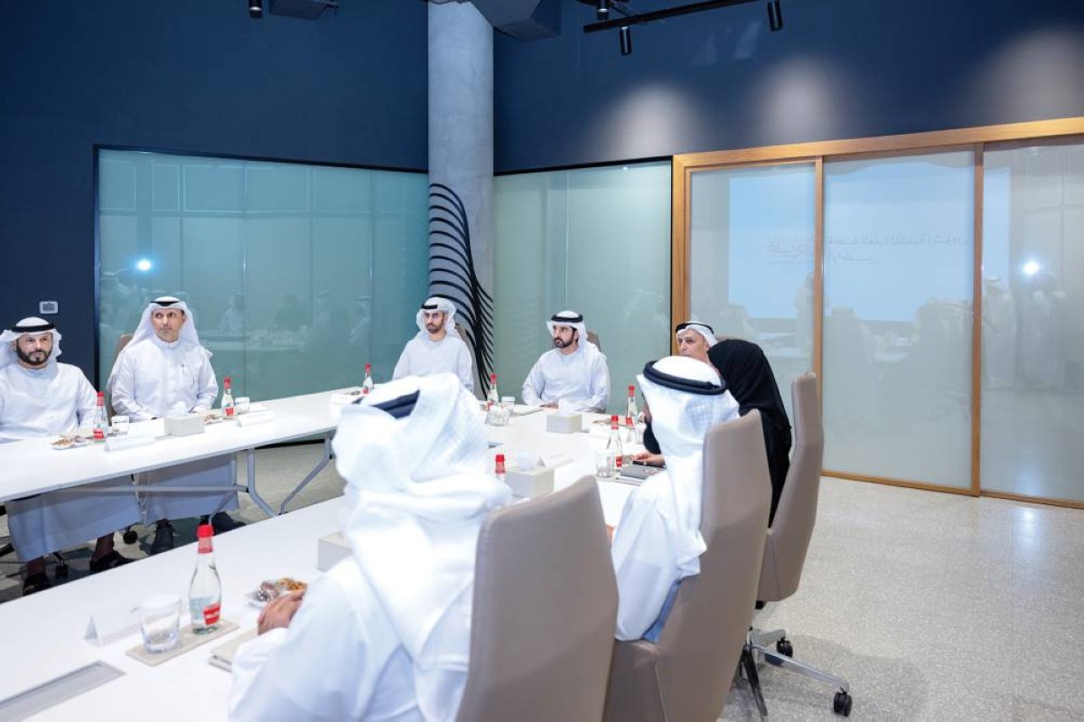 حمدان بن محمد يستمع إلى شرح عن المشاريع والمبادرات بحضور عمر العلماء ومطر الطاير وطلال بالهول ومروان بن غليطة وعبدالله الفلاسي