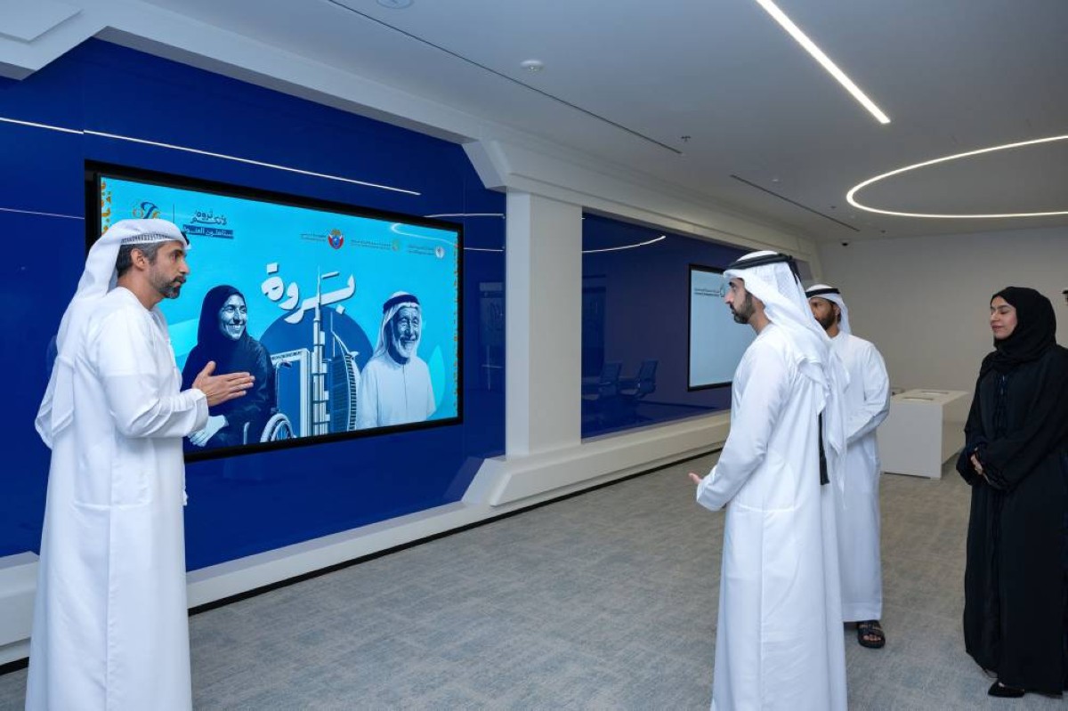 حمدان بن محمد يستمع إلى شرح عن البرنامج بحضور مروان بن غليطة 