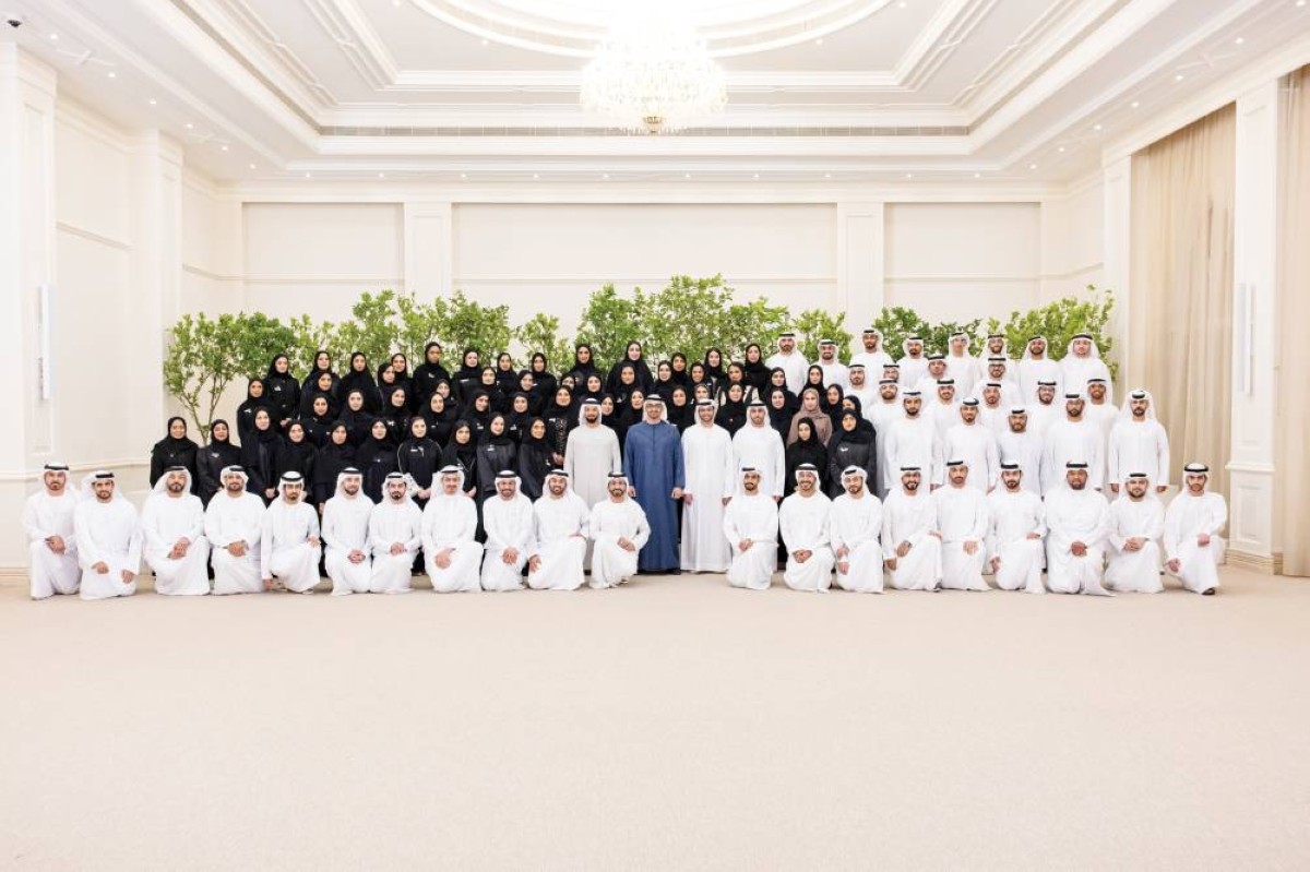 محمد بن زايد خلال استقبال وفد المؤسسة الاتحادية للشباب ومجالس الشباب بحضور سلطان النيادي 
