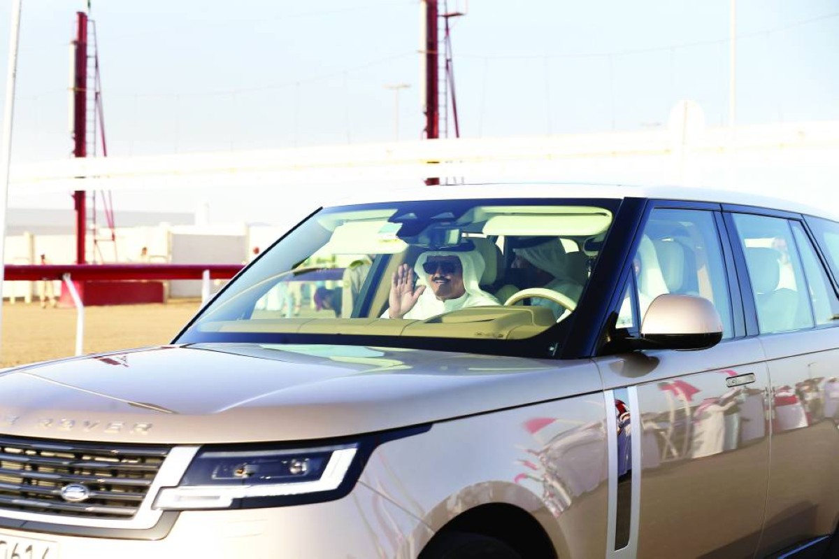 سلطان بن حمدان خلال متابعته المنافسات 