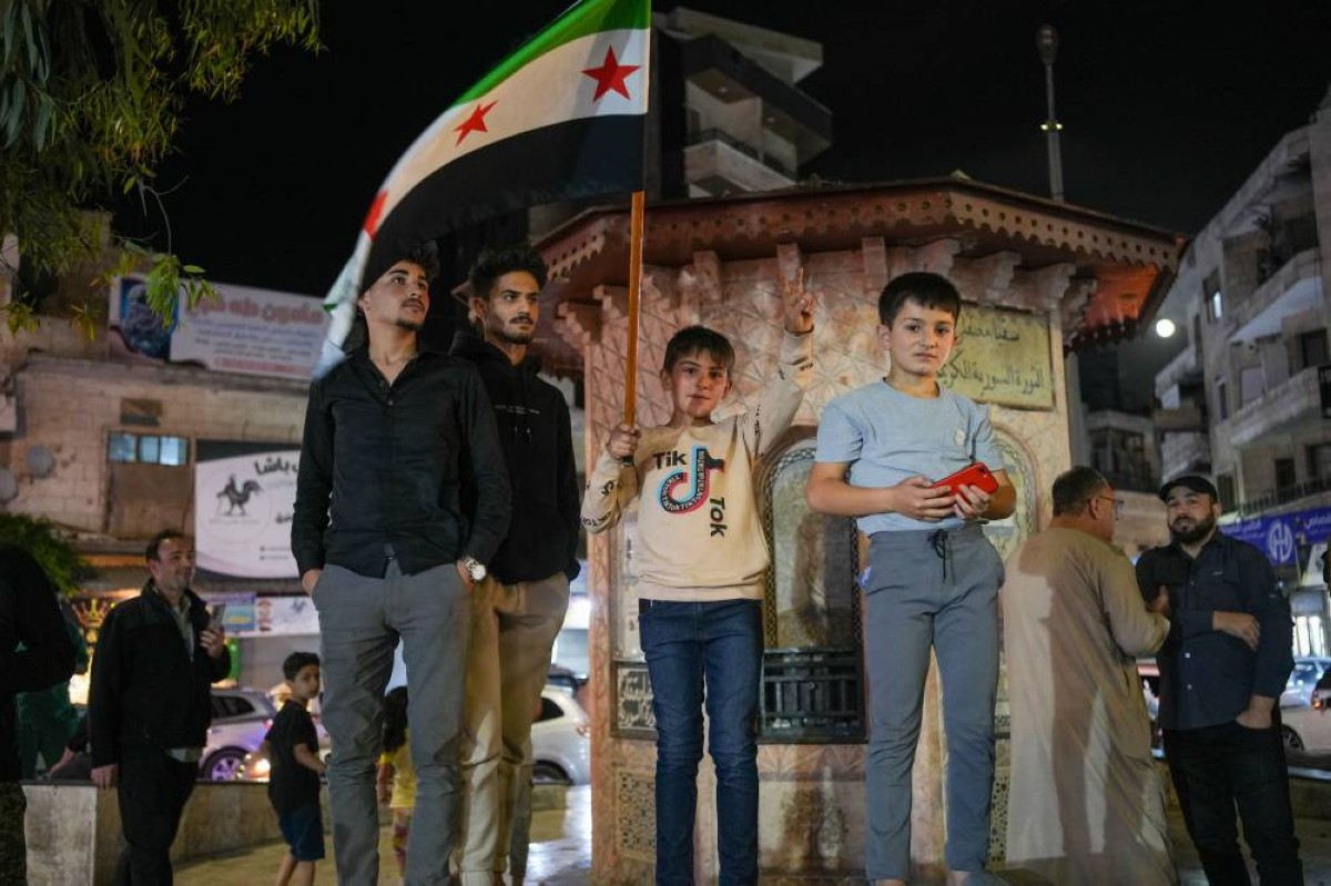 سوريون يحتفلون في شوارع إدلب بعد إعلان الولايات المتحدة رفع العقوبات عن سوريا