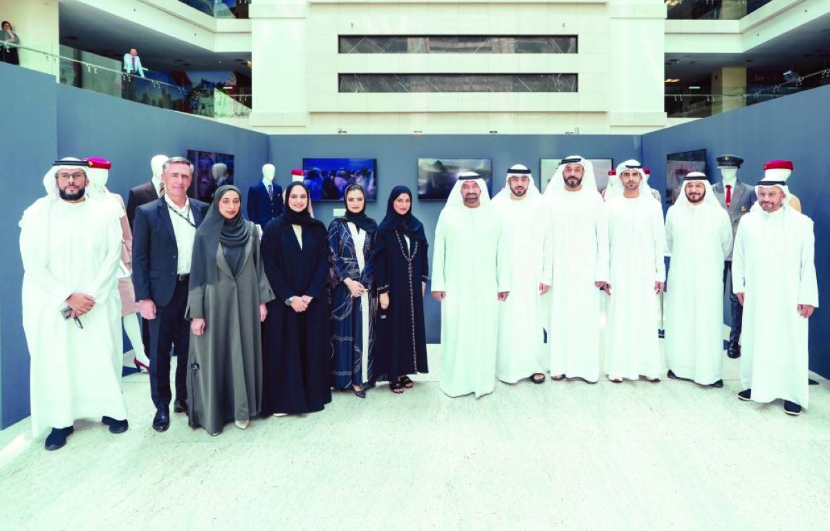 أحمد بن سعيد خلال تفقد المعرض بحضور مسؤولي وحدات أعمال مجموعة الإمارات