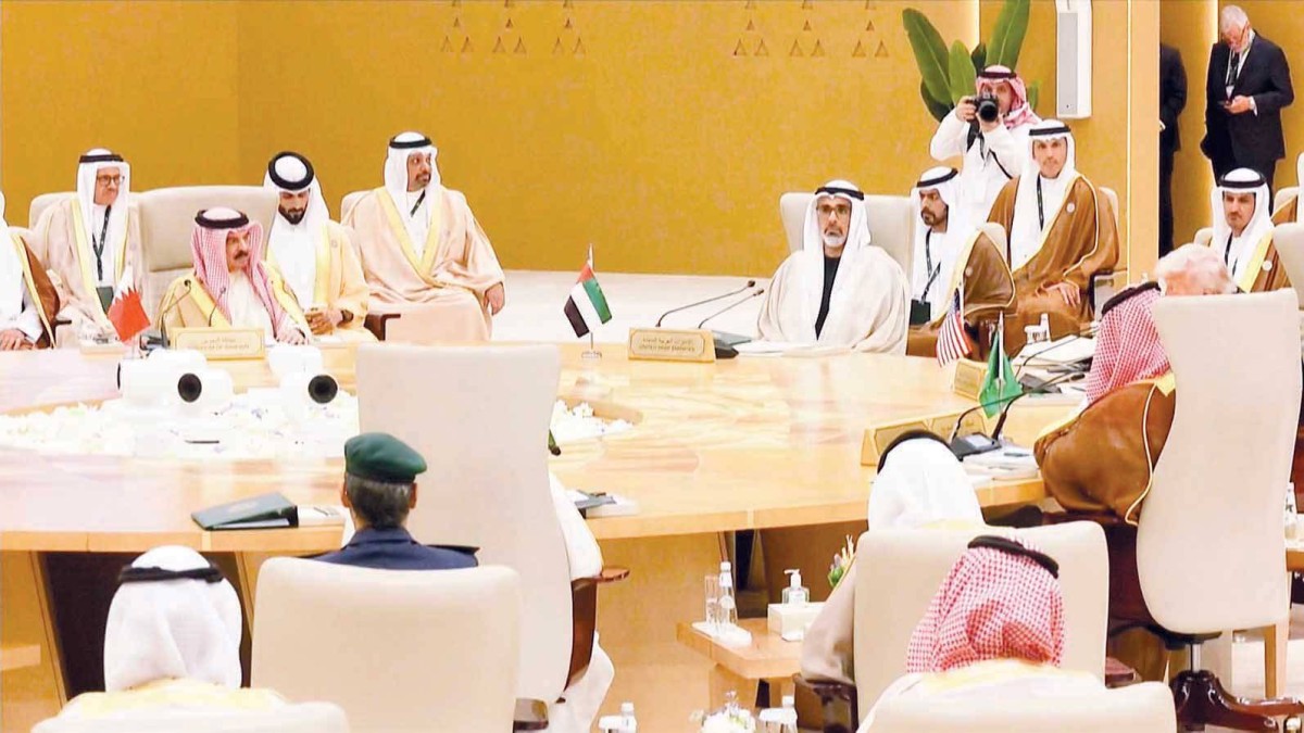 حمد بن عيسى وخالد بن محمد خلال اجتماعات القمة بحضور خليفة بن طحنون وناصر بن حمد وعلي الشامسي وخلدون المبارك